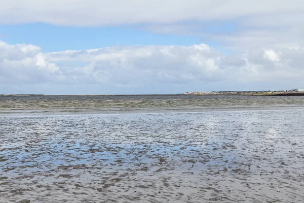 Ballyloughane Beach Con Casas Fondo Reflexión Nube Galway Irlanda —  Fotos de Stock