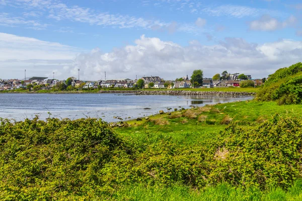 Bahía Lough Atalia Con Casas Fondo Reflexión Nube Galway Irlanda —  Fotos de Stock