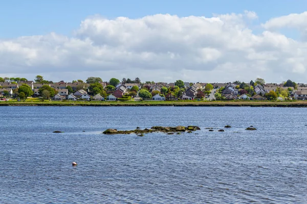Lough Atalia Bay Med Hus Bakgrunden Och Moln Speglar Galway — Stockfoto