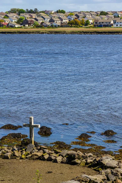 Religion Cross Lough Atalia Bay Houses Background Galway Irlanda — Foto Stock