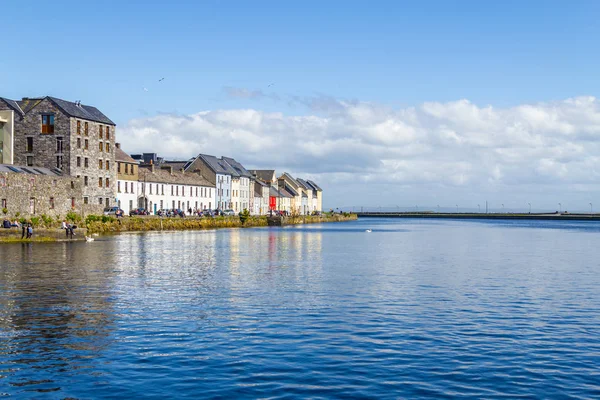 Binalar Corrib Irmağı, Galway, İrlanda '