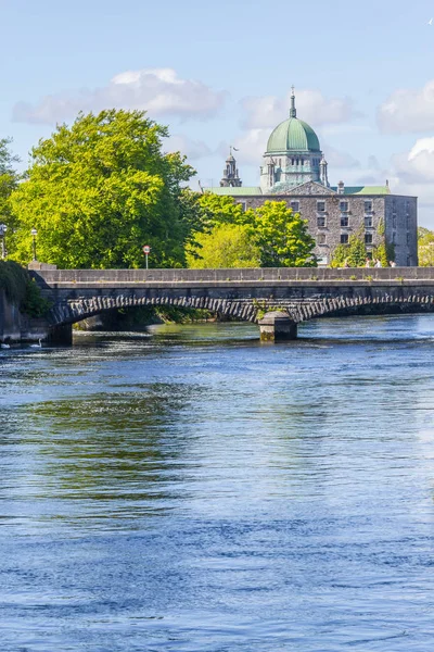 Corrib River Mit Galway Kathedrale Hintergrund Galway Irland — Stockfoto