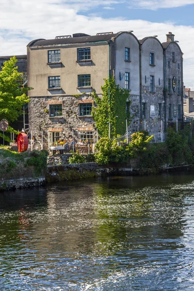 Eski Evin Yan Corrib Nehir Ağaçlar Galway Rlanda — Stok fotoğraf