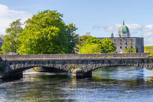 Galway Katedrali ile Corrib nehirde arka plan, Galway, İrlanda
