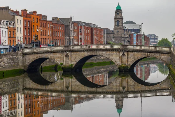 Paulo Templom Elmélkedés Leffey Folyó Dublin Írország — Stock Fotó