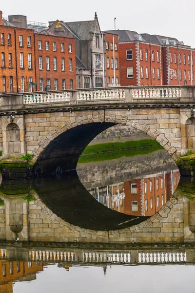 Mérlegelés Épületek Híd Leffey Folyó Dublin Írország — Stock Fotó