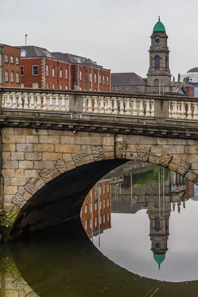 Paulo Templom Elmélkedés Leffey Folyó Dublin Írország — Stock Fotó