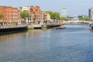 Bina, köprü ve tekne Leffey nehir, Dublin, İrlanda