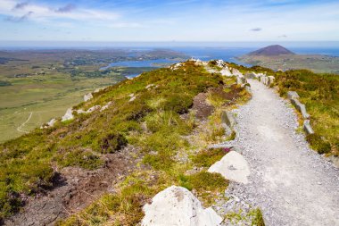 Diamond hill Ballynakill Bay ve dağ içinde geçmiş, Letterfrack, İrlanda üzerinde iz