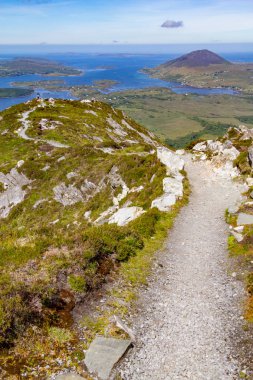 Diamond hill Ballynakill Bay ve dağ içinde geçmiş, Letterfrack, İrlanda üzerinde iz