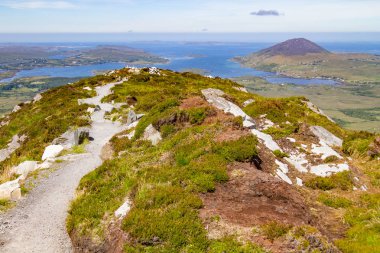 Diamond hill Ballynakill Bay ve dağ içinde geçmiş, Letterfrack, İrlanda üzerinde iz
