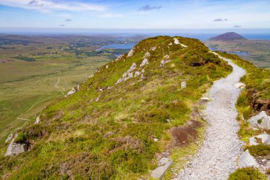 Diamond Hill Ballynakill Bay ve dağların içinde geçmiş, Letterfrack, İrlanda ile iz