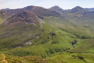 Dağlar, vadi ve nehir Letterfrack, İrlanda