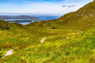 Diamond Hill Ballynakill Bay ve dağların içinde geçmiş, Letterfrack, İrlanda ile iz