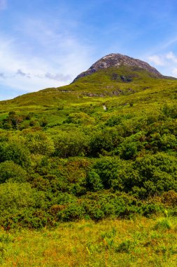 Diamond hill kayalar ve mavi gökyüzü Letterfrack, İrlanda