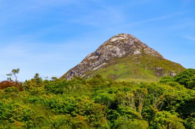 Diamond hill kayalar ve mavi gökyüzü Letterfrack, İrlanda