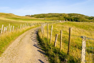 Farm road, alan ve dağlar, Clifden, İrlanda