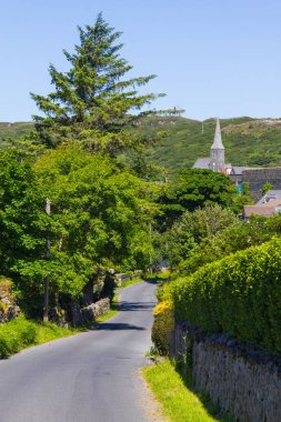 Kilise, dağlar ve bitki örtüsü Clifden, İrlanda