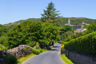 Kilise, dağlar ve bitki örtüsü Clifden, İrlanda