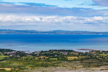 Galway bay çiftlik alanı, dağ ve bitki örtüsü Ballyvaughan, İrlanda