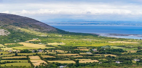 Baia Galway Con Campo Farm Montagna Vegetazione Ballyvaughan Irlanda — Foto Stock