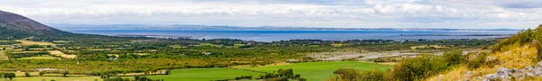 Baai Van Galway Met Boerderij Veld Bergen Vegetatie Ballyvaughan Ierland — Stockfoto