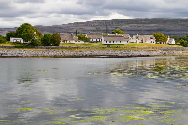 Pier Ballyvaughan Met Huizen Bergen Ierland — Stockfoto