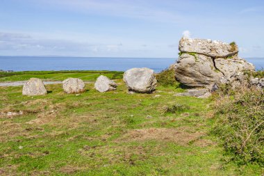 Kayalar ve çiftlikleri ile bitki örtüsü içinde geçmiş, Fanore, Clare, İrlanda