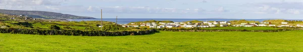 Panorama Aldeia Fanore Com Ilhas Aran Segundo Plano Irlanda — Fotografia de Stock