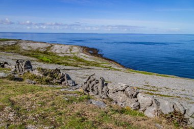 Burren dağ içinde geçmiş, Fanore, Clare, İrlanda Fanore beach ile Aran Islands
