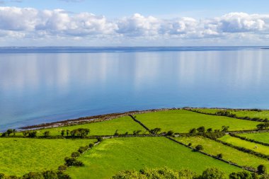 Arka planda, Ballyvaughan, Clare, İrlanda çiftlikleri Burren yol iz ile Galway bay