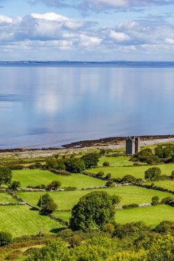Eski rock Kulesi, çiftlik ve beach Ballyvaughan, Clare, İrlanda