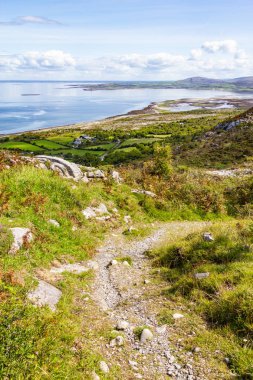 Burren yol iz Ballyvaughan Körfezi içinde geçmiş, Clare, İrlanda ile