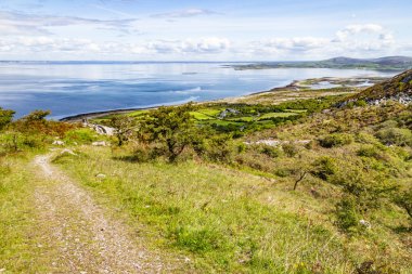 Burren yol iz Ballyvaughan Körfezi içinde geçmiş, Clare, İrlanda ile