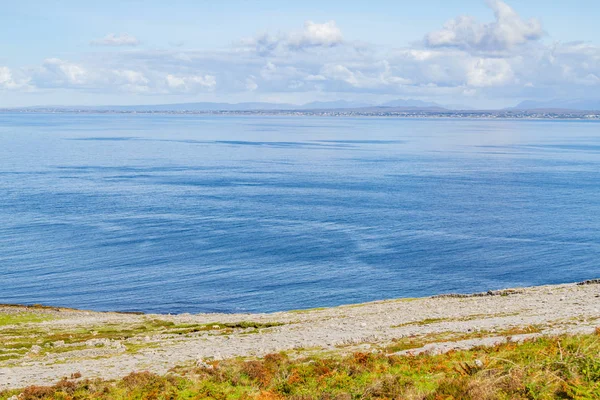 背景には Fanore クレア アイルランドのゴールウェイ湾 バレン山の Fanore ビーチ — ストック写真