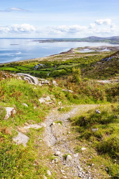 Burren Nyomvonal Ballyvaughan Bay Háttérben Clare Írország — Stock Fotó