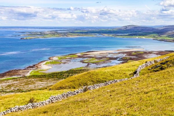 Pared Piedra Con Bahía Ballyvaughan Fondo Clare Irlanda —  Fotos de Stock