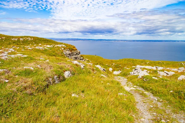 Burren Vandringsleden Med Galway Bay Bakgrunden Ballyvaughan Clare Irland — Stockfoto