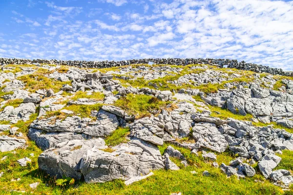 バレンの方法道 キラーニー クレア アイルランドの山の上の岩 — ストック写真
