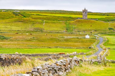Doonagore Kalesi ile tarım alanları etrafında, Doolin, Clare, İrlanda