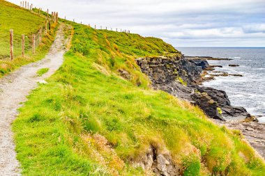 Tarım alanları ve okyanus, Doolin, Clare, İrlanda ile Moher kayalıklarla iz