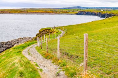 Doolin köy ve çiftlik alanlar arka planda, Clare, İrlanda ile Moher kayalıklarla iz