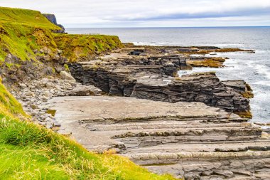 Moher kayalıklarla iz kayalar ve okyanus, Doolin, Clare, İrlanda