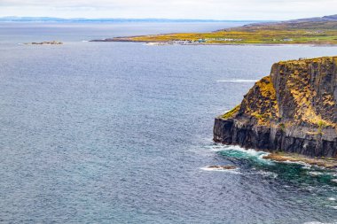Cliffs Moher Doolin köy ve çiftlik alanlarını arka planda, Clare, İrlanda