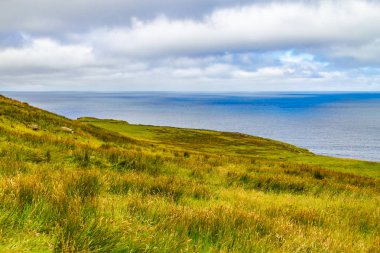 Tarım alanları ve okyanus, Doolin, Clare, İrlanda ile Moher kayalıklarla iz