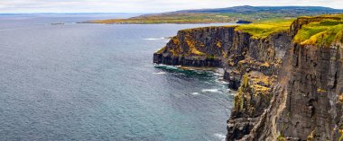 Moher kayalıklarla Panoraması Doolin köy ve çiftlik alanlarını arka planda, Clare, İrlanda