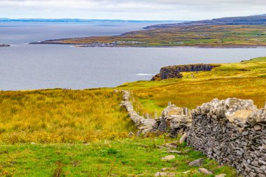 Cliffs Moher Doolin köy ve çiftlik alanlarını arka planda, Clare, İrlanda