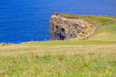 Cliffs Moher çiftlik alanı ve okyanus, Doolin, Clare, İrlanda