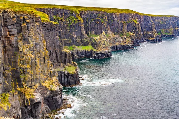 Falésias Moher Com Rochas Oceano Doolin Clare Irlanda — Fotografia de Stock