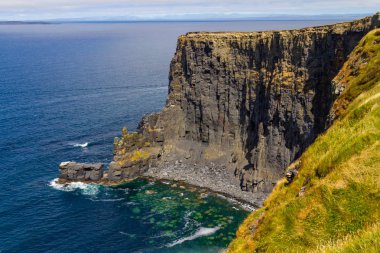 Kayalar ve plaj Moher Cliffs, Doolin, Clare, İrlanda